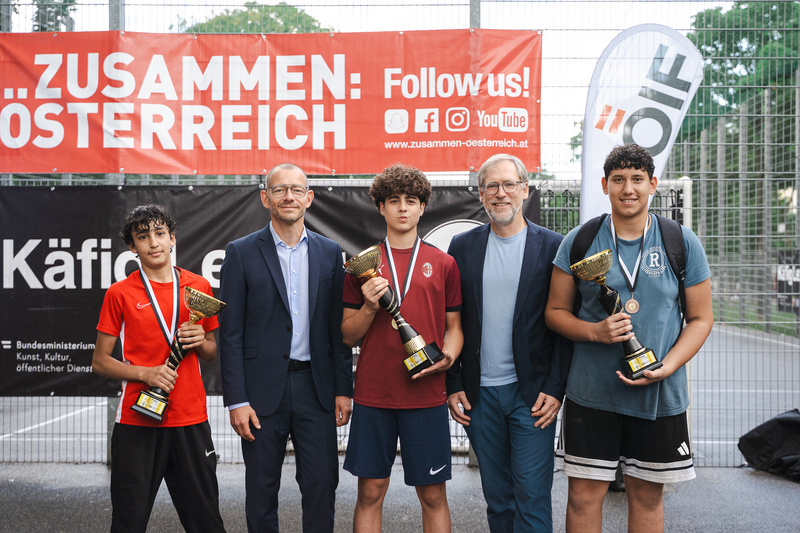 Roland Goiser (2. v. l.) und Alex Bodmann (2. v. r.) gemeinsam mit drei erfolgreichen Teilnehmern der Käfig League bei der Siegerehrung.