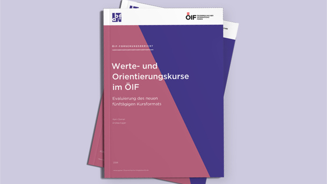 Das Bild zeigt den ÖIF-Forschungsbericht „Werte- und Orientierungskurse im ÖIF – Evaluierung des neuen fünftägigen Kursformats“. Mehrere Exemplare der Publikation sind auf einem hellvioletten Hintergrund übereinander angeordnet. Das Cover ist in Violett- und Rosatönen gestaltet und trägt die Logos des Österreichischen Integrationsfonds (ÖIF) und des Forschungsinstituts abif.