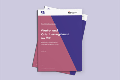 Mehrere Exemplare der Publikation "Werte- und Orientierungskurse im ÖIF. Evaluierung des neuen fünftägigen Kursformats" sind vor einem hellvioletten Hintergrund übereinander angeordnet. Auf dem Cover befinden sich die Logos von abif und ÖIF.