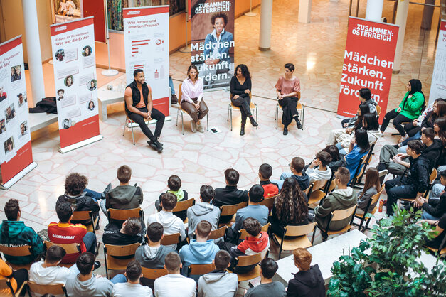 Diskussion mit vier Sprechern
