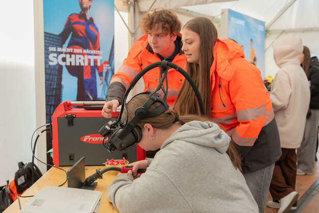 Apprentices at the ÖBB information stand