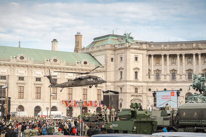Hubschrauber hebt vom Heldenplatz ab