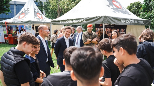 Schüler/innen und Unternehmensvertreter/innen im Austausch
