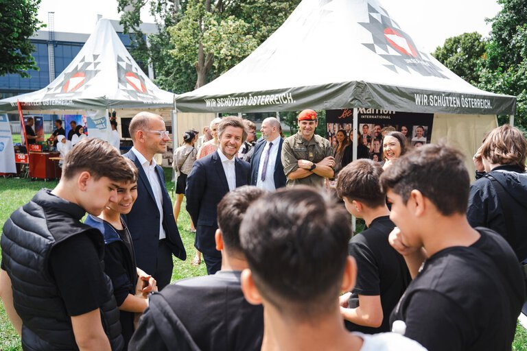 Schüler/innen und Unternehmensvertreter/innen im Austausch