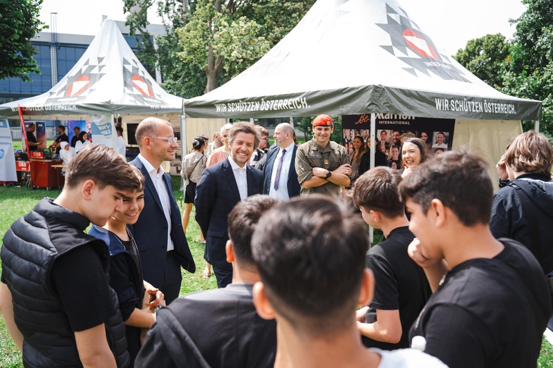 Schüler/innen und Unternehmensvertreter/innen im Austausch