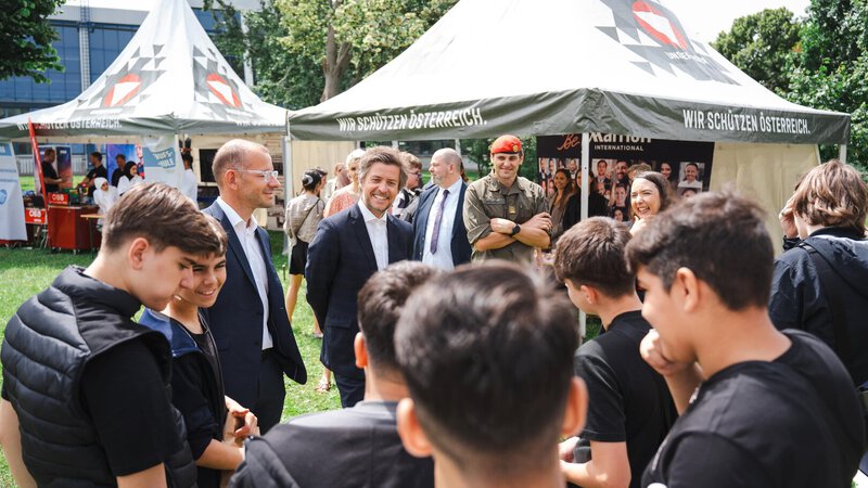 Schüler/innen und Unternehmensvertreter/innen im Austausch