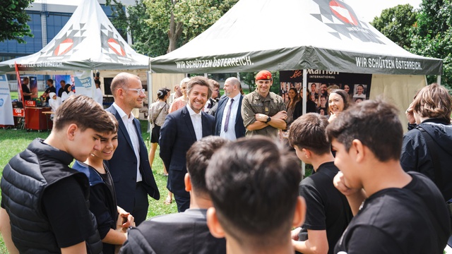 Schüler/innen und Unternehmensvertreter/innen im Austausch