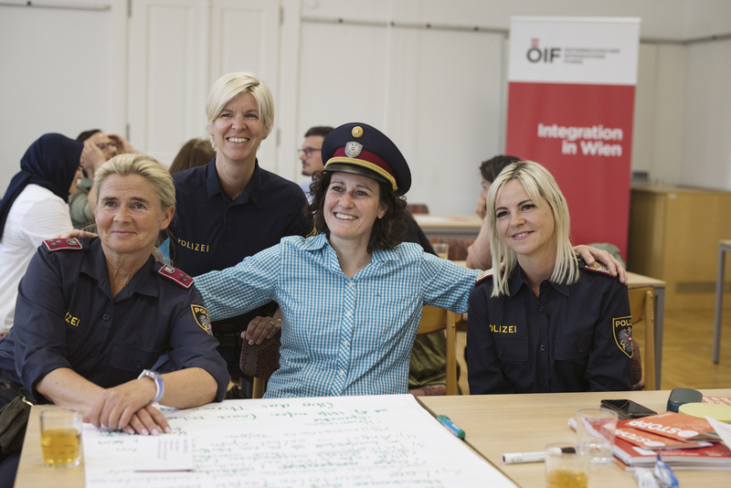 Bild von Frau mit Polizistinnen