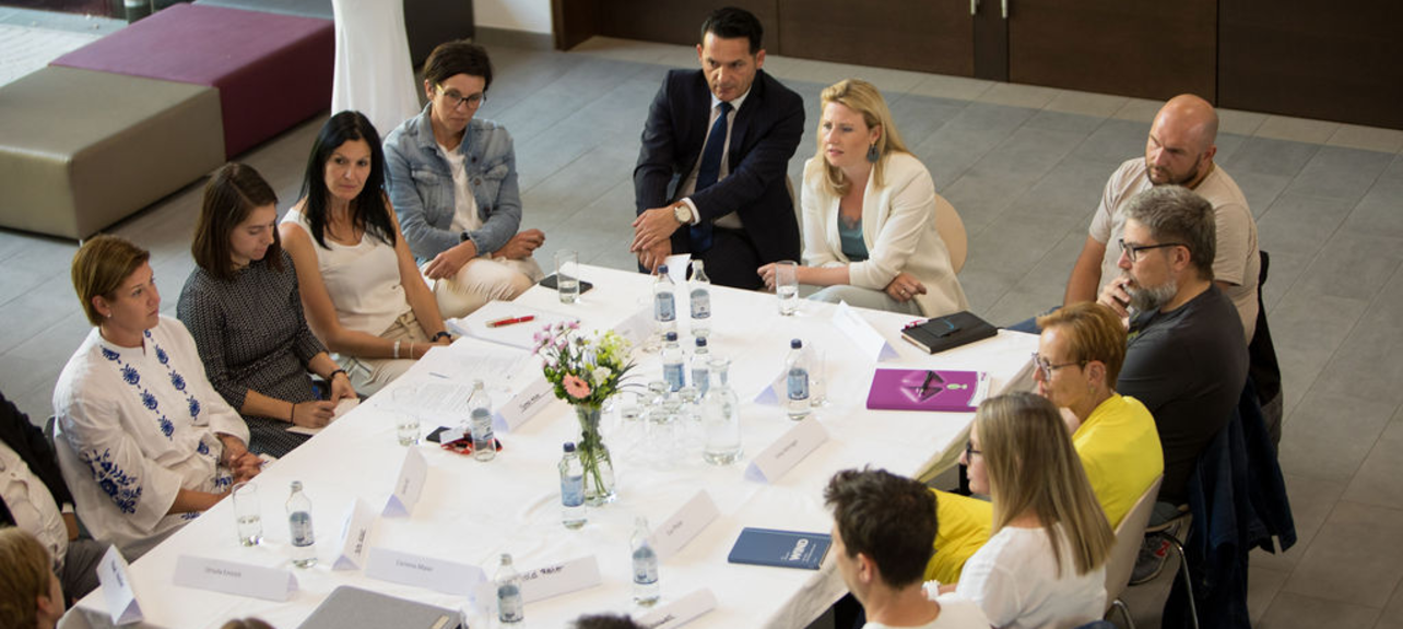 Bundesministerin Susanne Raab im Gespräch mit Personen aus der Region