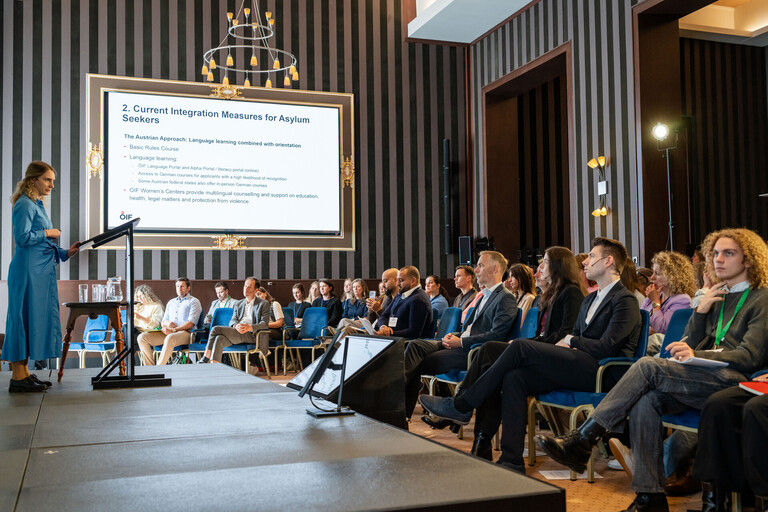 Julia Schmidlechner präsentiert österreichische Ansätze auf der EMN-Konferenz in Den Haag am 12. Oktober 2026