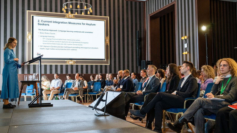 Julia Schmidlechner präsentiert österreichische Ansätze auf der EMN-Konferenz in Den Haag am 12. Oktober 2026
