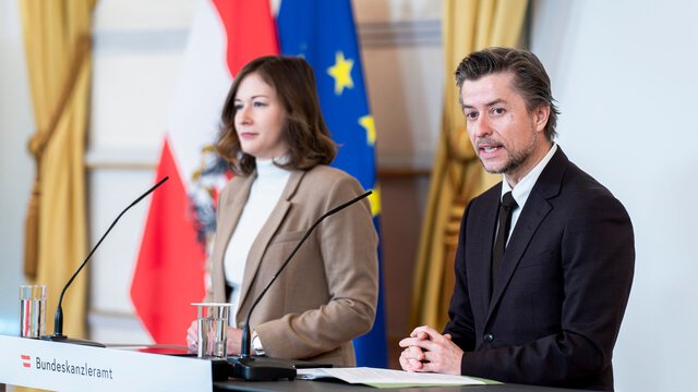 Pressekonferenz im Bundeskanzleramt mit zwei Sprechern.