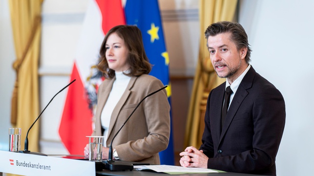 Pressekonferenz im Bundeskanzleramt mit zwei Sprechern.