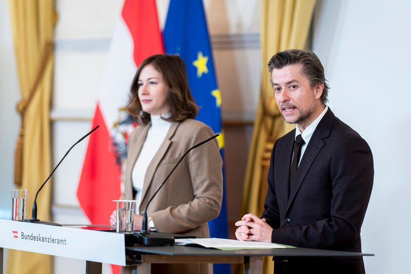 Pressekonferenz im Bundeskanzleramt mit zwei Sprechern.
