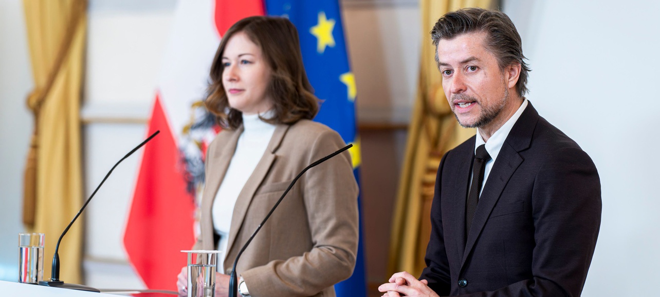 Pressekonferenz im Bundeskanzleramt mit zwei Sprechern.