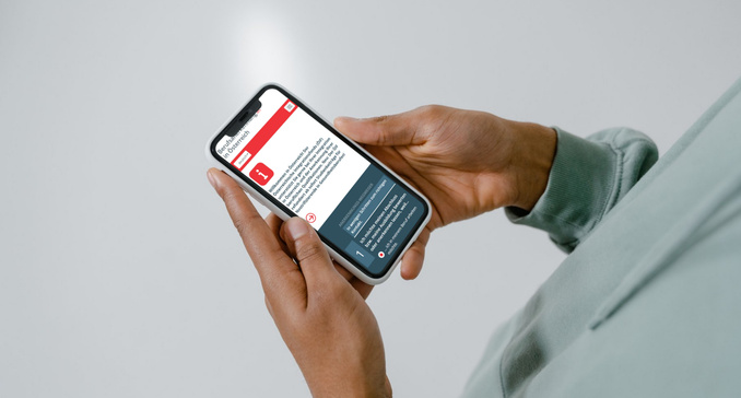 Hand hält Smartphone mit Integrations-Website oder App-Interface