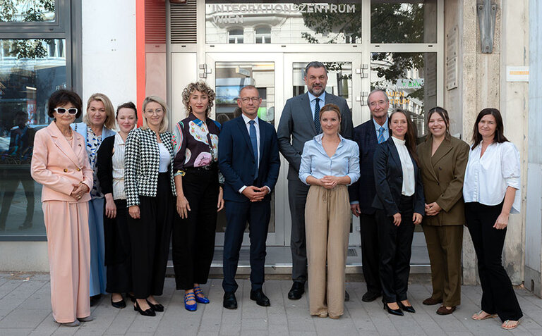 v.l.n.r.: Elisabeth Dittrich, Mirnesa Dugonjic Veladzic, Amra Durakovic (ÖIF), Amela Sahilovic (ÖIF), Jana Vladusic (ÖIF), Roland Goiser (Stv. Direktor ÖIF), Bosnischer Außenminister Elmedin Konaković, Sandra Ivkic (Gesamtleitung Integrationsmaßnahmen ÖIF), Christoph Leitl, Milica Himmer (ÖIF), Ana-Maria Leko (Leitung Team Werte und Orientierungskurse ÖIF), Nejra Čekić.