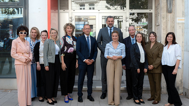 v.l.n.r.: Elisabeth Dittrich, Mirnesa Dugonjic Veladzic, Amra Durakovic (ÖIF), Amela Sahilovic (ÖIF), Jana Vladusic (ÖIF), Roland Goiser (Stv. Direktor ÖIF), Bosnischer Außenminister Elmedin Konaković, Sandra Ivkic (Gesamtleitung Integrationsmaßnahmen ÖIF), Christoph Leitl, Milica Himmer (ÖIF), Ana-Maria Leko (Leitung Team Werte und Orientierungskurse ÖIF), Nejra Čekić.