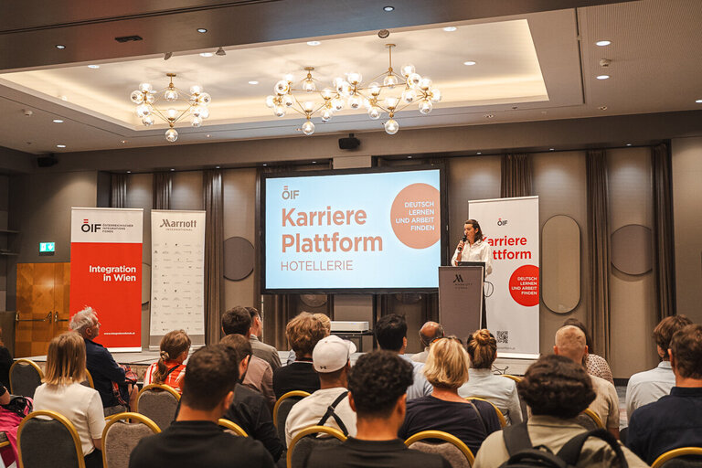 Referentin präsentiert ÖIF Karriere Plattform vor Konferenzpublikum