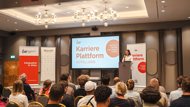 Referentin präsentiert ÖIF Karriere Plattform vor Konferenzpublikum