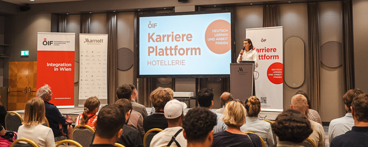 Referentin präsentiert ÖIF Karriere Plattform vor Konferenzpublikum