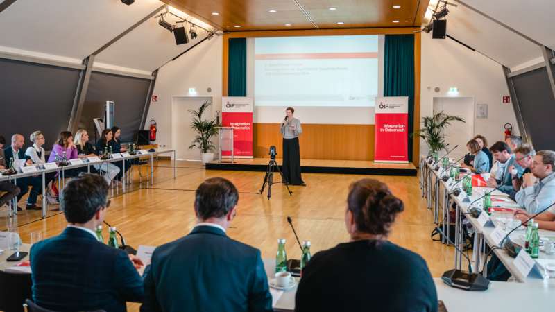 Eine Rednerin präsentiert auf einem Forum zur Integration qualifizierter Zuwanderer in Österreich.
