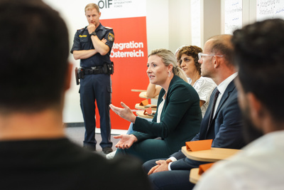 Integrationsministerin Susanne Raab zu Besuch im Werte- und Orientierungskurs