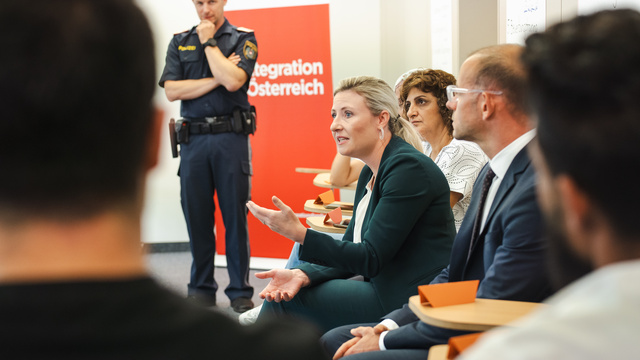 Integrationsministerin Susanne Raab zu Besuch im Werte- und Orientierungskurs