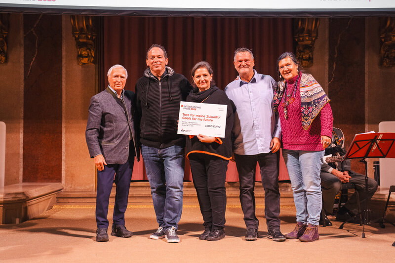 Fünf Personen halten ein Schild mit der Aufschrift „Danke für meine Zukunft!“.