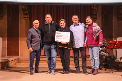 Fünf Personen halten ein Schild mit der Aufschrift „Danke für meine Zukunft!“.