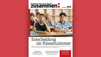 Das Magazin "zusammen!" mit dem Titel "Entscheidung im Klassenzimmer" und Bildern von Schülern im Unterricht.