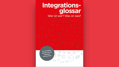 Cover eines Integrationsglossars mit dem Titel und Untertitel in weißer Schrift auf rotem Hintergrund.