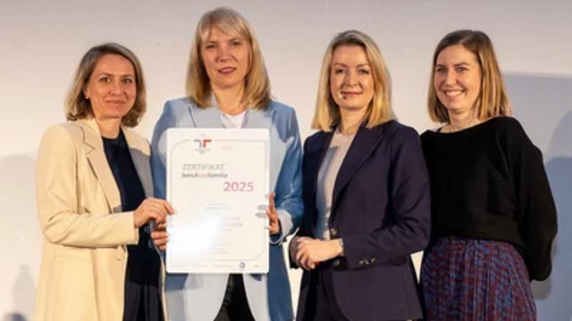 Vier Frauen präsentieren stolz ein Zertifikat für Familienfreundlichkeit 2025.