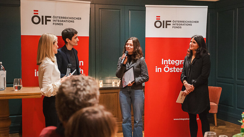 Preisträger/innen und Moderatorinnen bei der Verleihung des Journalismuspreis Integration