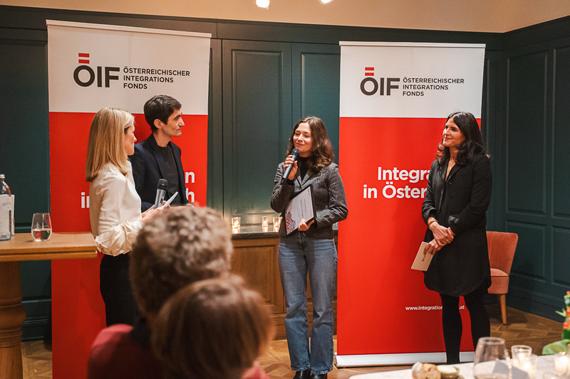 Preisträger/innen und Moderatorinnen bei der Verleihung des Journalismuspreis Integration