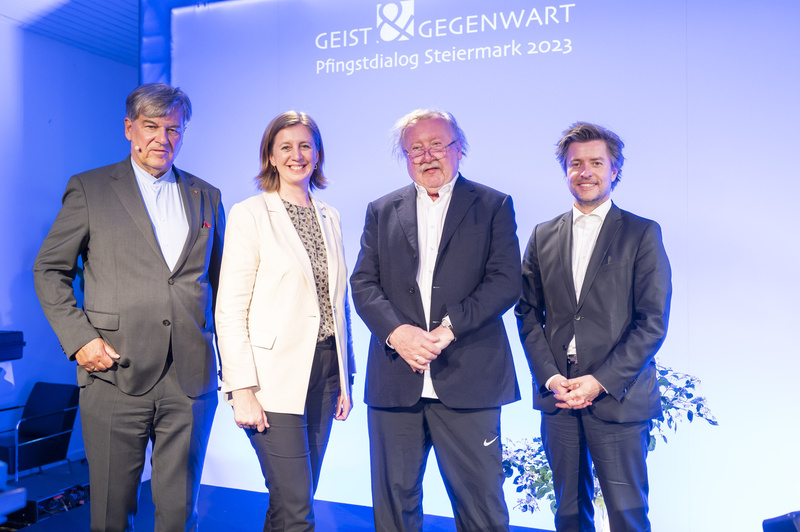 Vier Personen stehen zusammen bei einer Veranstaltung namens "Pfingstdialog Steiermark 2023".