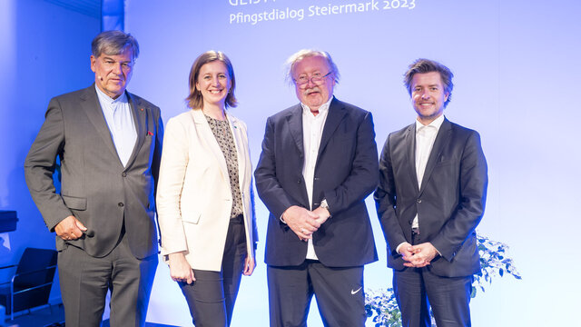 Vier Personen stehen zusammen bei einer Veranstaltung namens "Pfingstdialog Steiermark 2023".
