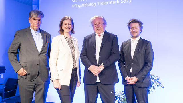 Vier Personen stehen zusammen bei einer Veranstaltung namens "Pfingstdialog Steiermark 2023".
