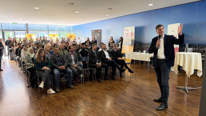 Großveranstaltung mit Redner vor Publikum im Saal