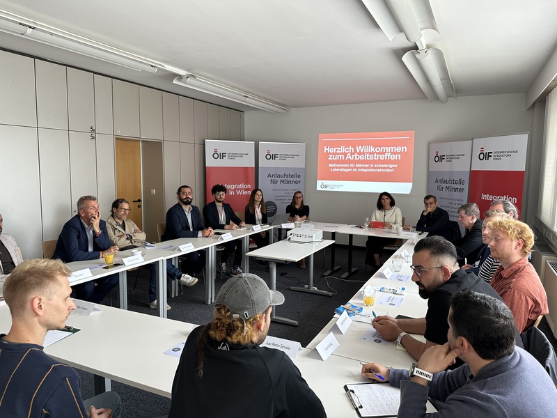 Gruppe von Personen beim Arbeitstreffen