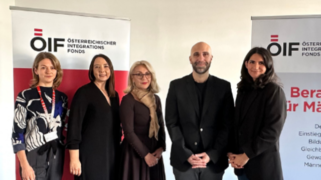 Eine Gruppe von fünf Personen steht vor Bannern des Österreichischen Integrationsfonds, die Informationen zur Beratung für Männer bieten.