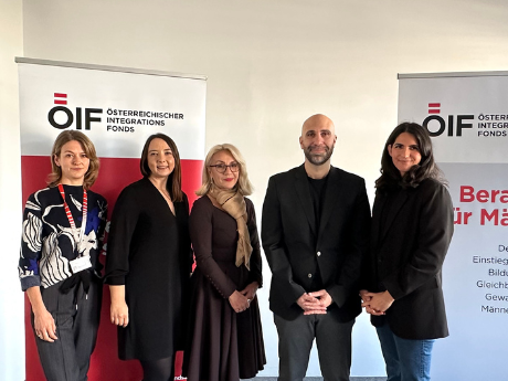Eine Gruppe von fünf Personen steht vor Bannern des Österreichischen Integrationsfonds, die Informationen zur Beratung für Männer bieten.