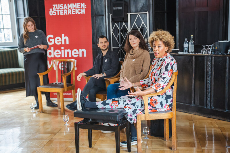 Integrationsbotschafter/innen beim Schulbesuch der Initiative ZUSAMMEN:ÖSTERREICH zum Weltfrauentag