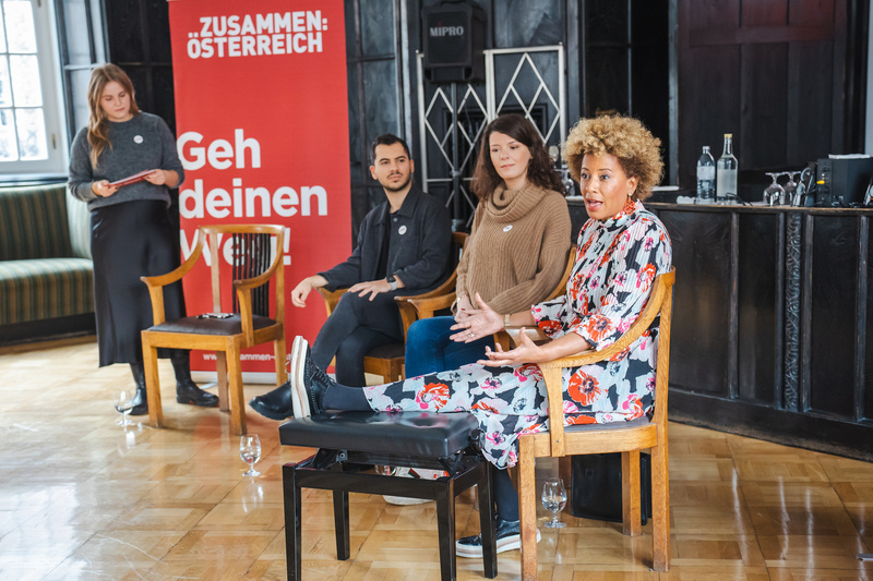 Integrationsbotschafter/innen beim Schulbesuch der Initiative ZUSAMMEN:ÖSTERREICH zum Weltfrauentag