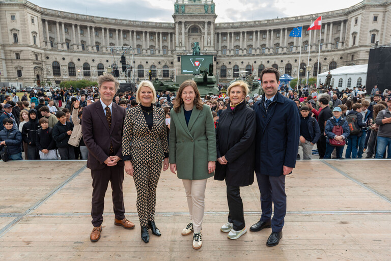 From left to right: ÖIF Director Franz Wolf, Defense Minister Klaudia Tanner, Integration Minister Claudia Bauer, Vienna Director of Education Elisabeth Fuchs, Education Minister Christoph Wiederkehr