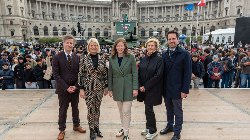 From left to right: ÖIF Director Franz Wolf, Defense Minister Klaudia Tanner, Integration Minister Claudia Bauer, Vienna Director of Education Elisabeth Fuchs, Education Minister Christoph Wiederkehr
