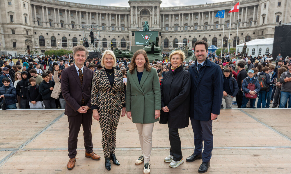 v.l.n.r. ÖIF-Direktor Franz Wolf, Verteidigungsministerin Klaudia Tanner, Integrationsministerin Claudia Bauer, Bildungsdirektorin für Wien Elisabeth Fuchs, Bildungsminister Christoph Wiederkehr