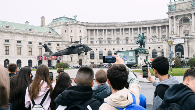 Gruppe an Jugendlichen vor Helikopter bei der KP Heldenplatz