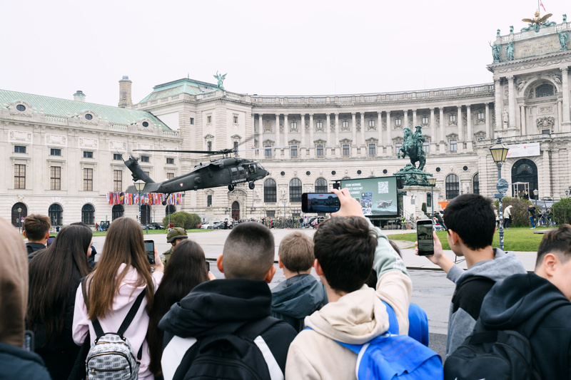 Gruppe an Jugendlichen vor Helikopter bei der KP Heldenplatz
