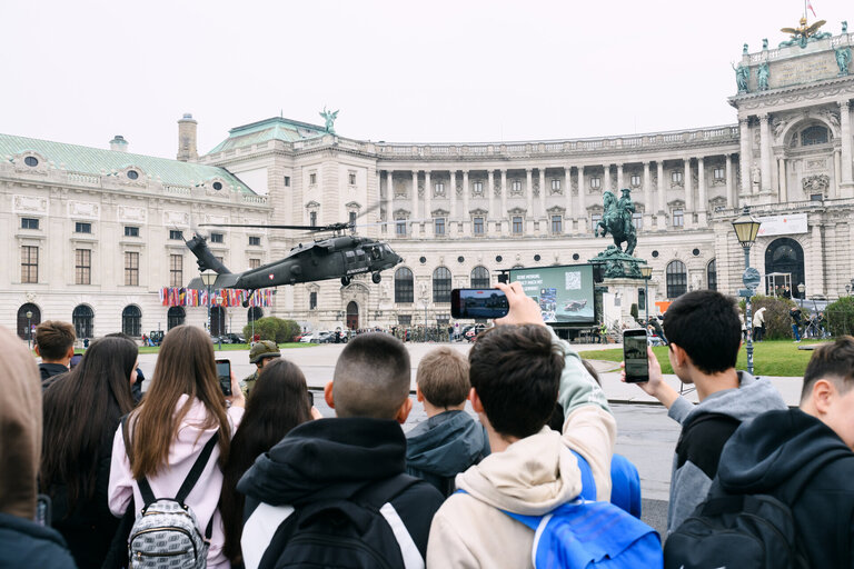 Gruppe an Jugendlichen vor Helikopter bei der KP Heldenplatz